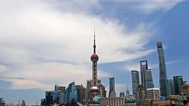 2K上海外滩蓝天白云大范围延时拍摄视频的预览图